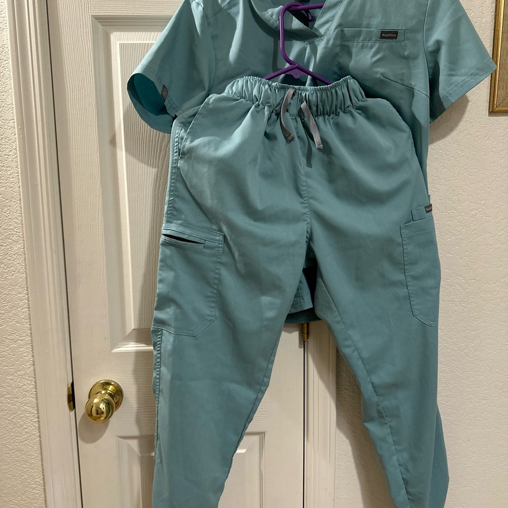 Niaahinn scrub set
